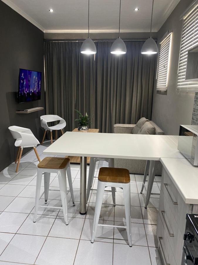 Adventure Apartment - Colchester - 5Km From Elephant Park Bagian luar foto