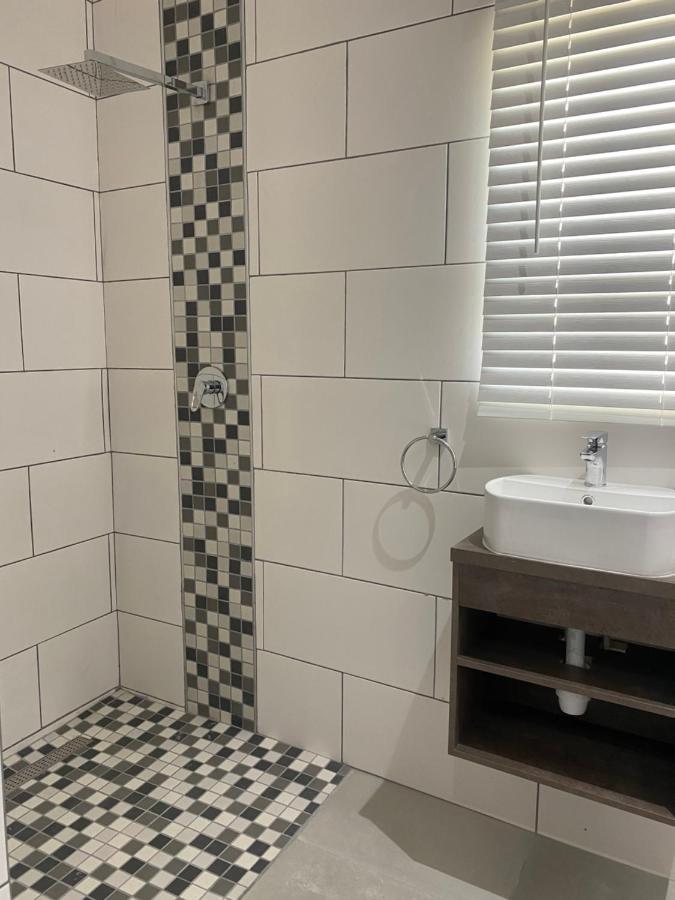 Adventure Apartment - Colchester - 5Km From Elephant Park Bagian luar foto