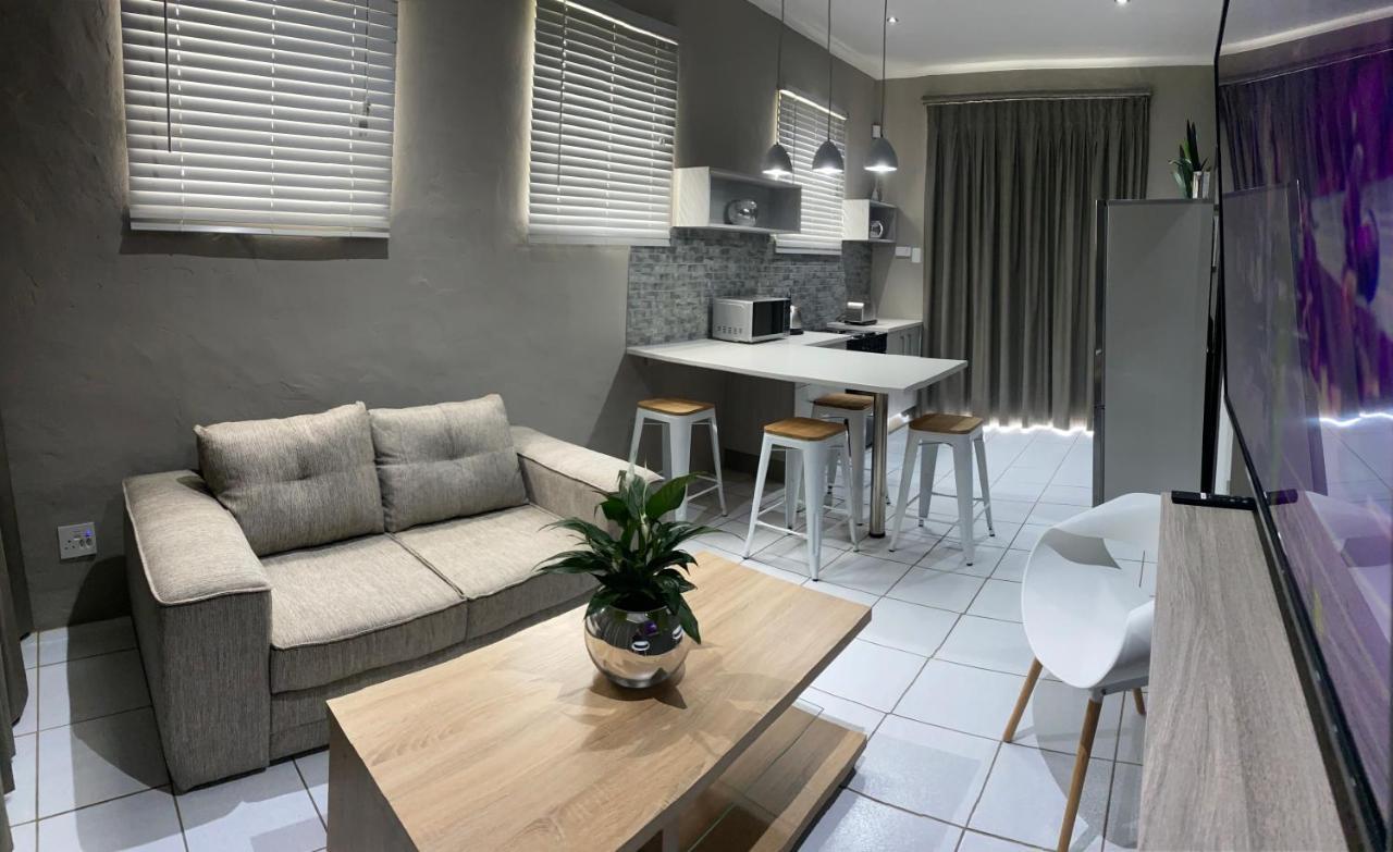 Adventure Apartment - Colchester - 5Km From Elephant Park Bagian luar foto