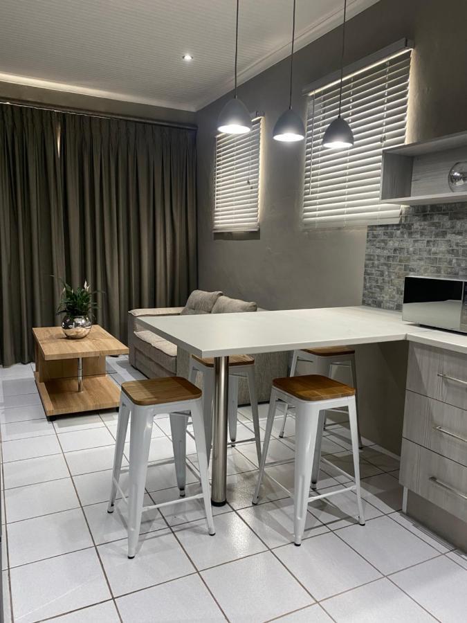 Adventure Apartment - Colchester - 5Km From Elephant Park Bagian luar foto
